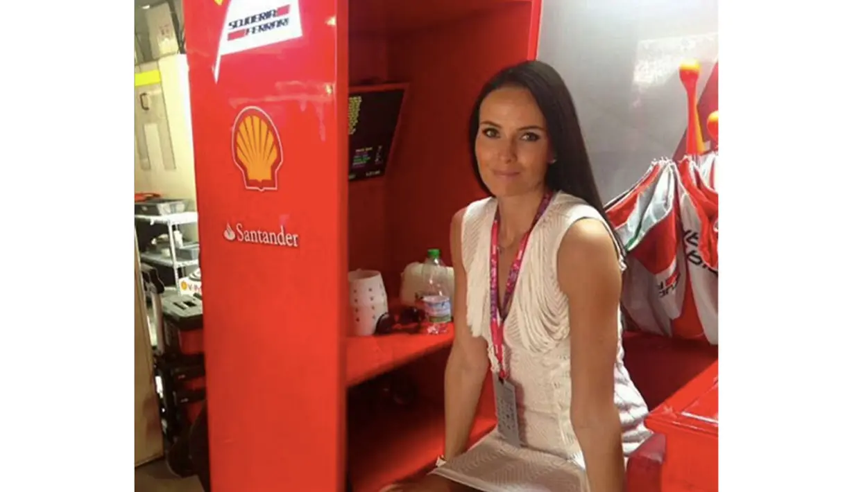 Minttu Vrtnanen saat menemani kekasihnya Kimi Raikkonen di padock Ferarri. (Bola.com/Instagram)