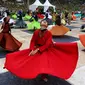 Penampilan penari sufi saat memeriahkan Harlah ke-73 Muslimat NU di SUGBK, Jakarta, Minggu (27/1). Acara ini dihadiri 100 ribu kader Muslimat NUse-Indonesia. (Liputan6.com/JohanTallo)