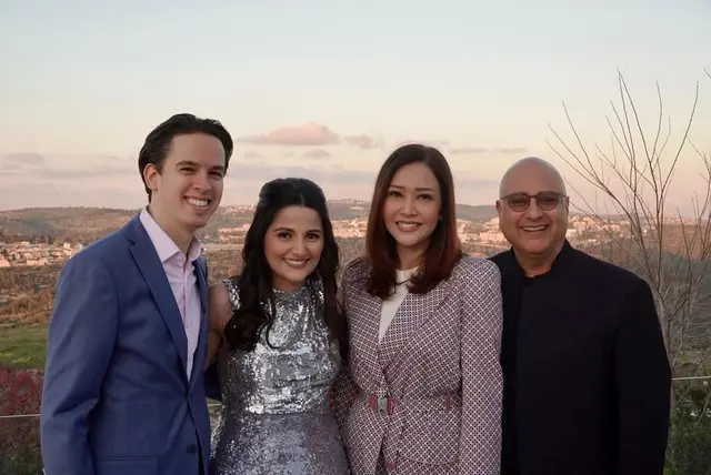 6 Potret gaya Maia Estianty saat kondangan ke luar negeri, aura old money