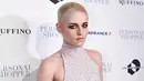 Sedangkan Stella tampil memakai bomber jacket berwarna hitam, dan rambut blondenya yang dibuat bergelombanag. Sungguh mempesona tampilan kekasih Kristen Stewart ini. (AFP/Bintang.com)