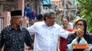 Citizen6, Condet: Bang Didik menyapa warga Condet dalam rangka kunjungan ke DAS Condet, Senin (9/4). (Pengirim: Agus Winarko)