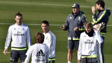 (dari kiri) Pemain Real Madrid, Gareth Bale,Cristiano Ronaldo, Pelatih Rafael Benitez  saat berlatih persiapan melawan Getafe pada lanjutan Liga BBVA Spanyol di Valdebebas Training Ground, Madrid, Jumat (4/12/2015).  (AFP Photo/Gerard Julien)
