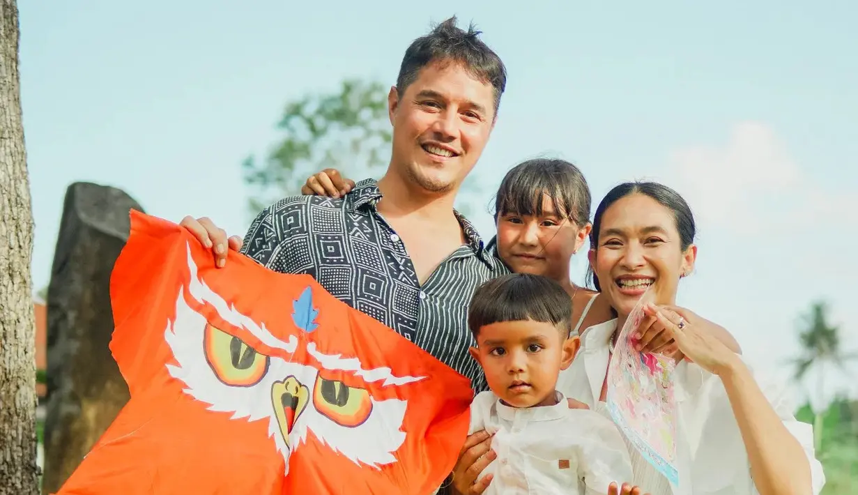 Di waktu senggang, Happy Salma dan Tjokorda Bagus menghabiskan waktu bersama kedua anaknya dengan bermain layang-layang. (Foto: Instagram/@tjokgus)