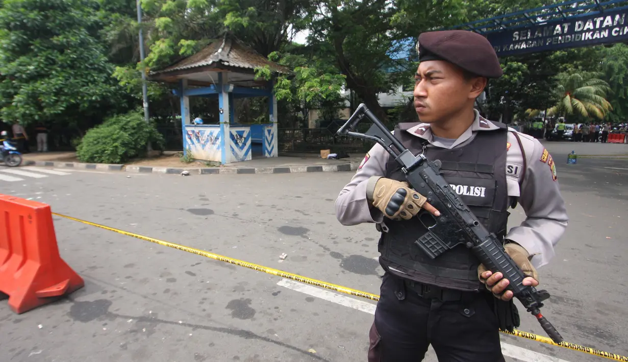Petugas bersenjata berjaga di TKP terjadinya teror di Cikokol, Tangerang, Banten, Kamis (20/10). Dua anggota satlantas Polres Tangerang juga terkena tusukan dari pelaku yang diduga simpatisan ISIS. (Liputan6.com/Stringer)