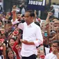 Capres nomor urut 01 Joko Widodo menunjukkan sebuah kartu saat menyapa pendukungnya dalam deklarasi Alumni Jabar Ngahiji di Monumen Perjuangan Kota Bandung, Jawa Barat, Minggu (10/3). Deklarasi bertema 'Ayo Bung Satu Kembali'. (Liputan6.com/Angga Yuniar)