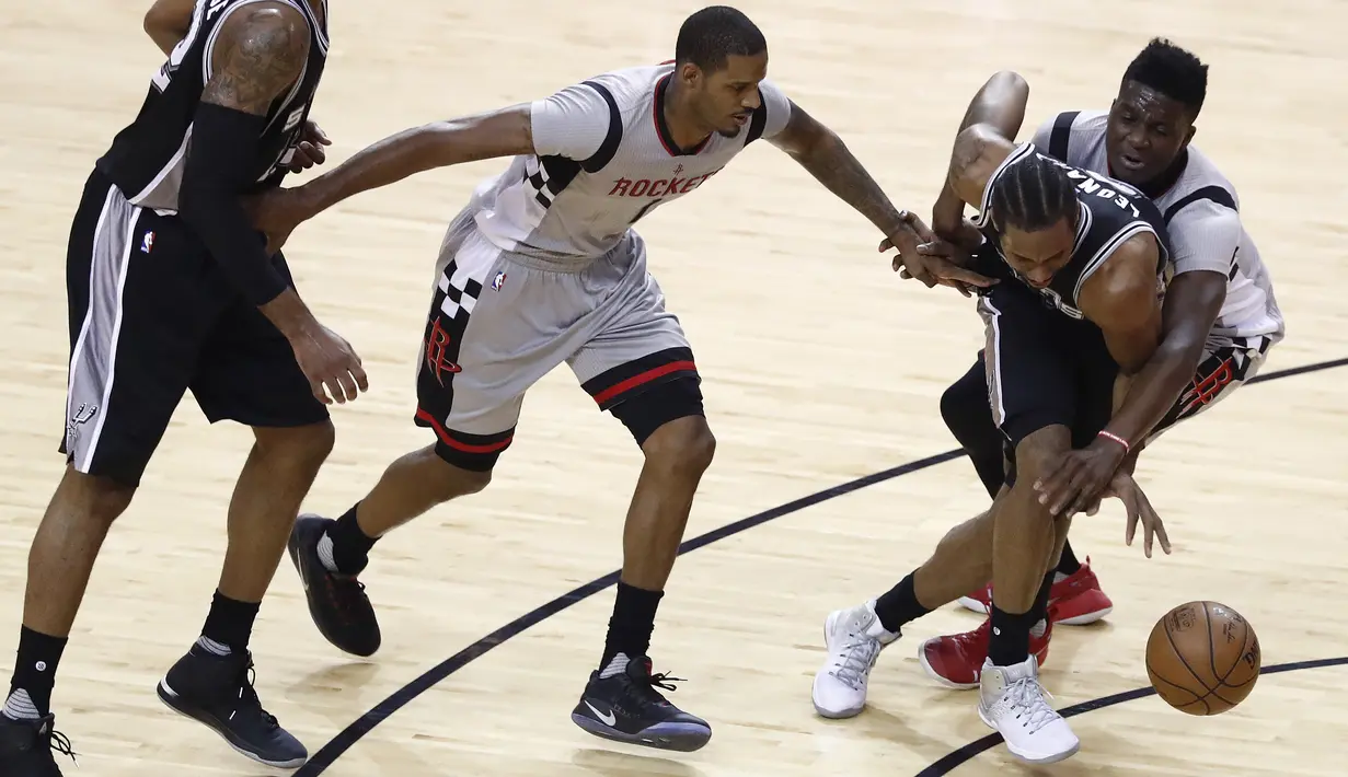 Pebasket Houston Rockets, Trevor Ariza dan Eric Gordon, berusaha menghadang Pebasket San Antonio Spurs, Kawhi Leonard pada Gim 4 Semifinal Wilayah Barat di Stadion AT&T Center, Minggu (7/5/2017). Houston Rockets menang 125-104. (EPA/Larry W Smith).