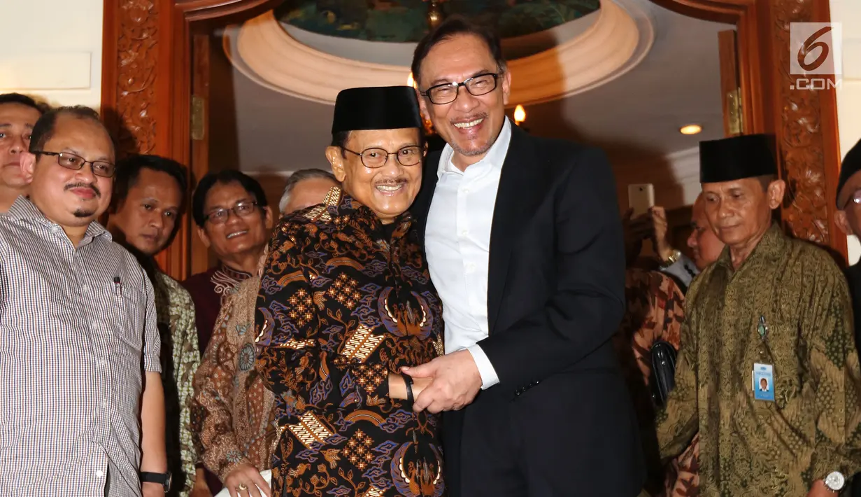 Presiden ke-3 RI Bacharuddin Jusuf Habibie berpelukan dengan mantan Wakil PM Malaysia Anwar Ibrahim di kediamannya di Jalan Patra Kuningan XIII, Jakarta Selatan, Minggu (20/5). Anwar tiba pukul 13.05 WIB di kediaman Habibie. (Liputan6.com/Angga Yuniar)