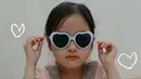 Foto-foto lucu Kwon Yuli saat pakai kacamata selalu menarik untuk dilihat. Keimutan dari Kwon Yuli membuat banyak orang ingin membuat fotonya menjadi stiker. Foto lucu ini panen pujian dari netizen yang terpesona dengan kecantikan Kwon Yuli. (Liputan6.com/IG/@kwonyul_i1004)