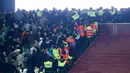 Keributan para kedua pendukung sepakbola Westham United dan Chelsea setelah pertandingan Piala Liga Inggris di Stadion London, Inggris (26/10).  (Reuters/Eddie Keogh)