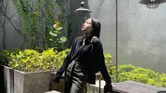Perempuan kelahiran 6 September 2002 selalu bergaya kece saat hangout. Tak ayal, gaya OOTD Satine selalu bisa jadi inspirasi. Termasuk gaya simpelnya hangout pakai outfit serba hitam. Outfit serba hitam ini kian membuat Satine terlihat cantik menawan. (Liputan6.com/IG/@satinezaneta)