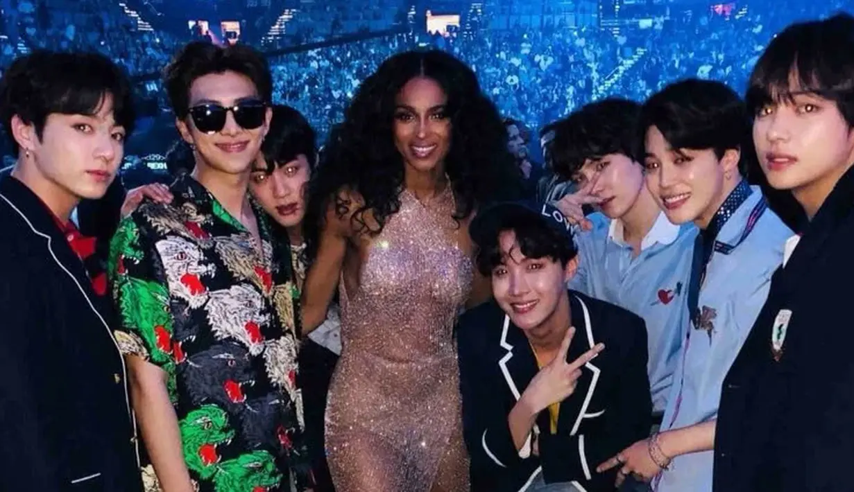 Selain Taylor Swift, BTS juga berfoto dengan Ciara. Senyum bahagia terlihat jelas di wajah para personel BTS dan Ciara. (Foto: koreaboo.com)