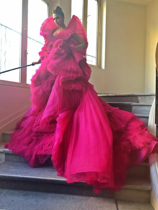 Seperti yang dikabarkan ZeeNews, aktris cantik ini akan segera bermain film baru. Kabarnya film terbaru Deepika ini menelan biaya sebesar Rp 622 miliar. (Foto: instagram.com/deepikapadukone)