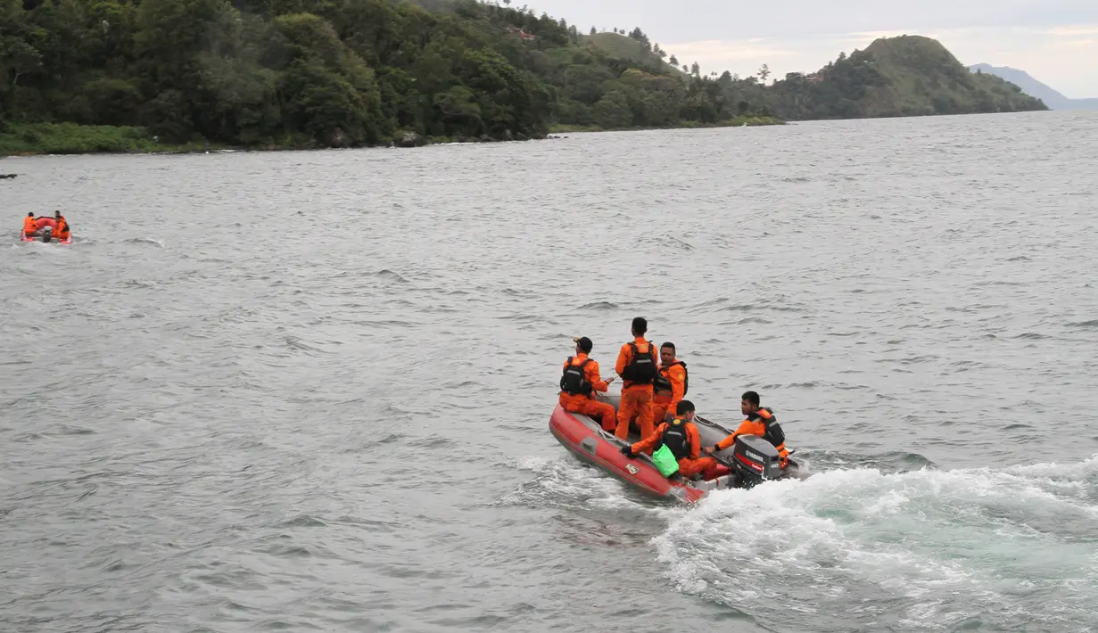 Tim penyelamat mencari korban hilang KM Sinar Bangun yang tenggelam di Danau Toba, Sumatera Utara, Selasa (19/6). Diduga, penumpang KM Sinar Bangun saat tenggelam berjumlah 80 orang. (AFP Photo/Lazuardy Fahmi)