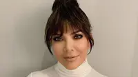 Kris Jenner tampil dengan rambut terbarunya, di mana wajahnya dibingkai oleh poni. (dok. Instagram @krisjenner/https://www.instagram.com/p/BsTkP83lLkv/Esther Novita Inochi)