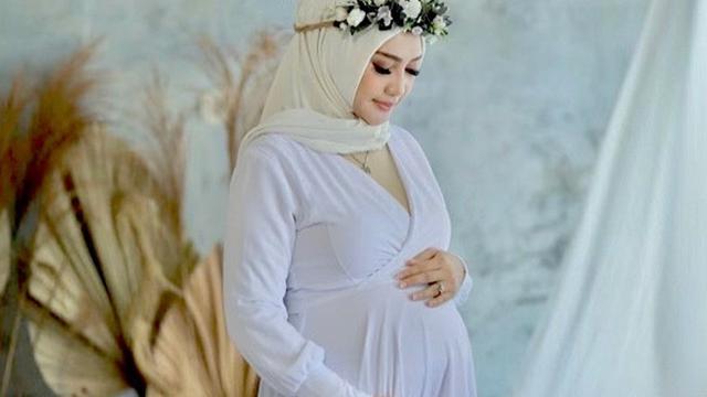 6 Potret Maternity Yulita MasterChef, Anggun dengan Floral Head