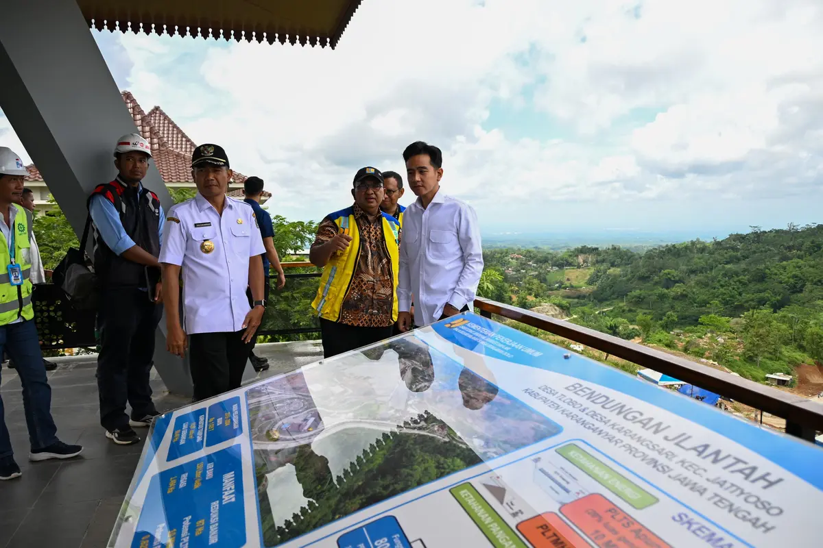 Wakil Presiden (Wapres) Gibran Rakabuming meninjau proyek Pembangunan Bendungan Jlantah di Desa Tlobo dan Desa Karangsari, Kecamatan Jatiyoso, Kabupaten Karanganyar, Jawa Tengah