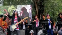 Para menteri yang tergabung dalam Elek Yo Band berkolaborasi dengan Abdee Slank di Panggung Nitilaku UGM. (Liputan6.com/ Switzy Sabandar)