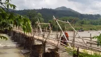 Jembatan bambu di Desa Sukaresmi, Kecamatan Sukamakmur, Kabupaten Bogor, Jawa Barat yang rawan ambrol. (Liputan6.com/Achmad Sudarno)