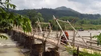 Meski Berbahaya, Jembatan Bambu Itu Tetap Dilewati Warga Bogor