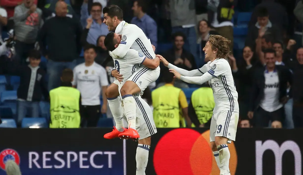 Penyerang Real Madrid, Alvaro Morata melakukan selebrasi bersama rekan-rekannya usai mencetak gol penentu kemenangan Real Madrid atas Sporting Lisbon di Liga Champions grup F di Stadion Santiago Bernabeu, Madrid, Spanyol (15/9). (REUTERS/Susana Vera)