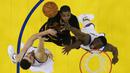 Pemain depan Cleveland Cavaliers, Tristan Thompson, berusaha memasukan bola saat pertandingan melawan Golden State Warriors dalam  Final NBA gim kedua di Oracle Arena, Oakland, California, AS, (04/06/2017). (AP/Marcio Jose Sanchez)