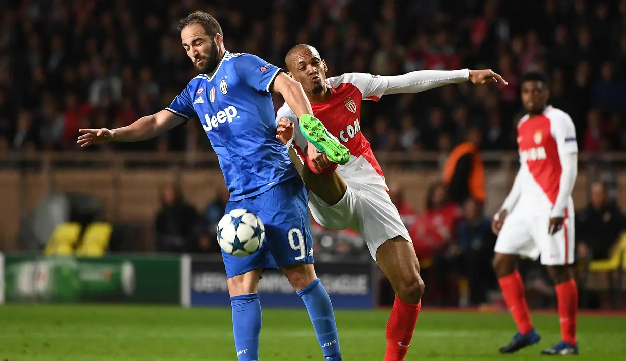Striker Juventus, Gonzalo Higuain, berebut bola dengan bek Monaco, Fabinho, pada laga Liga Champions di Stadion Stade Louis II, Monaco, Rabu (3/5/2017). Monaco kalah 0-2 dari Juventus. (AFP/Boris Horvat)
