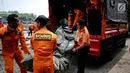 Petugas Basarnas mempersiapkan peralatan untuk melakukan evakuasi di Dermaga BTKP, Jakarta, Senin (29/10). Tim pencarian diberangkatkan ke Tanjung Karawang untuk melakukan pencarian pesawat Lion Air JT 610 jenis B737-8 Max. (Liputan6.com/Faizal Fanani)
