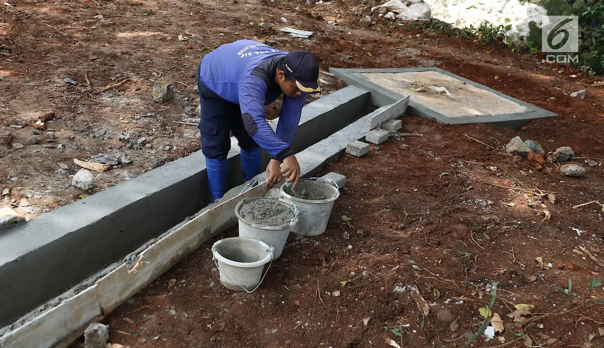 Petugas membuat saluran sumur resapan di kawasan Lenteng Agung, Jakarta, Rabu (20/3). Pembuatan sumur resapan di kawasan tersebut bertujuan mengurangi genangan air yang timbul setiap hujan deras. (Liputan6.com/Immanuel Antonius)