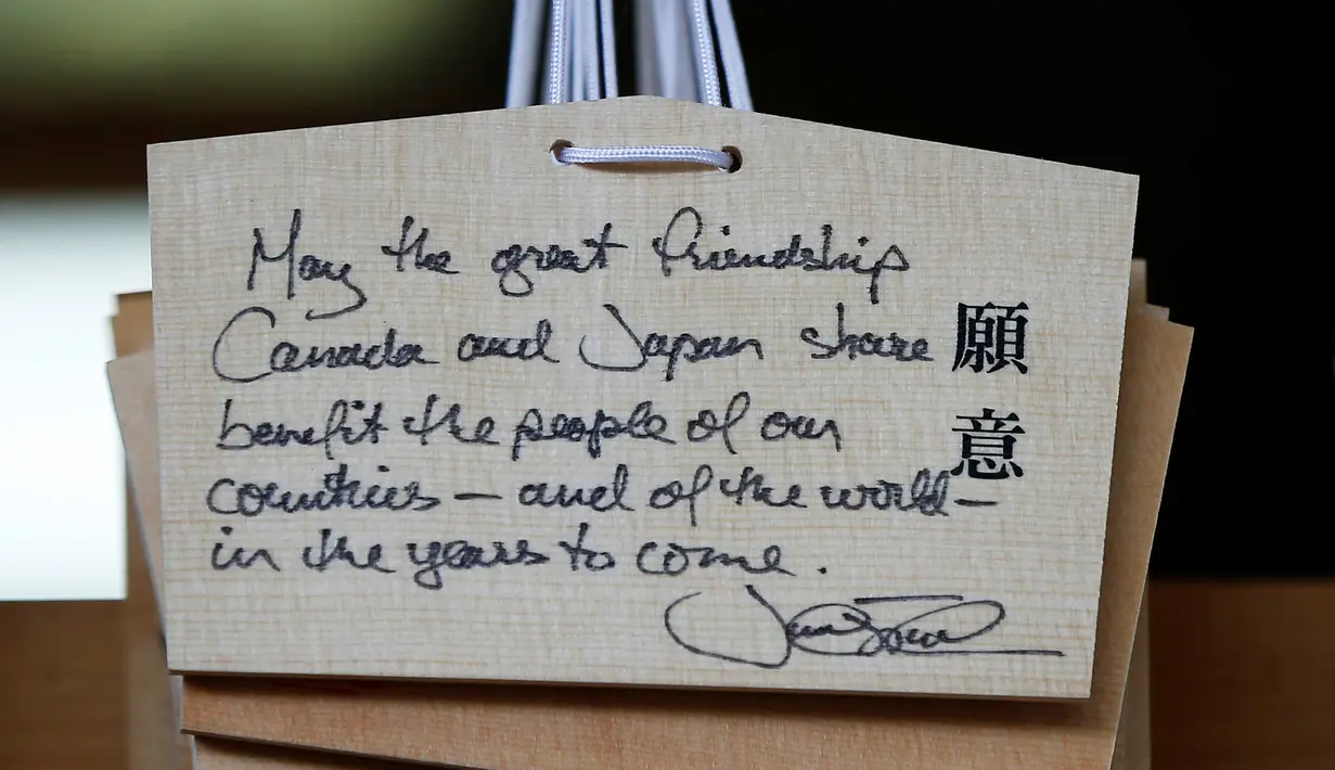 Sebuah pesan yang ditulis PM Kanada Justin Trudeau dan sang istri pada ' ema' terlihat Selama kunjunganya di Kuil Meiji di Tokyo, Jepang (24/5). Kedatangan Justin Trudeau untuk melakukan pertemuan KTT G7 Ise-Shima. (REUTERS /Issei Kato)