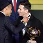 Pemain Barcelona, Lionel Messi (kanan) mendapat ucapan selamat dari pemain Barcelona lainnya, Neymar setelah memenangkan pemain terbaik dunia FIFA Ballon d'Or 2015 di Kongresshaus, Zurich, Senin ( 11/1). (AFP PHOTO/FABRICE COFFRINI)