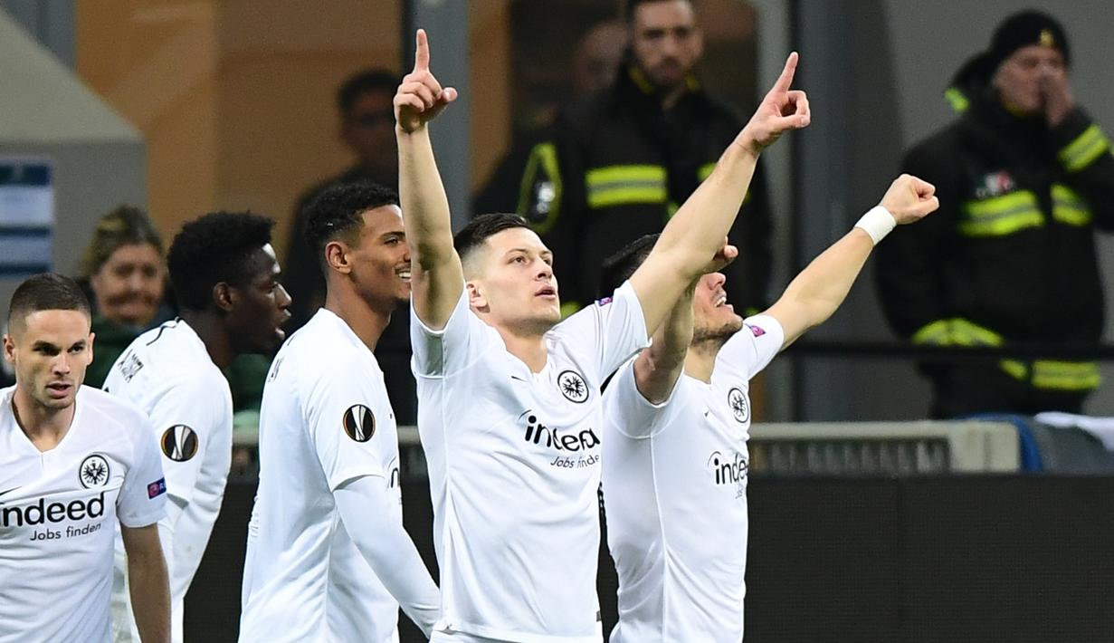 Selebrasi gol pemain Eintracht Franckfurt pada leg kedua, babak 16 besar Liga Europa yang berlangsung di Stadion Giuseppe Meazza, Jumat (15/3). Inter Milan kalah 0-1 kontra Eintracht Frankfurt. (AFP/Miguel Medina)
