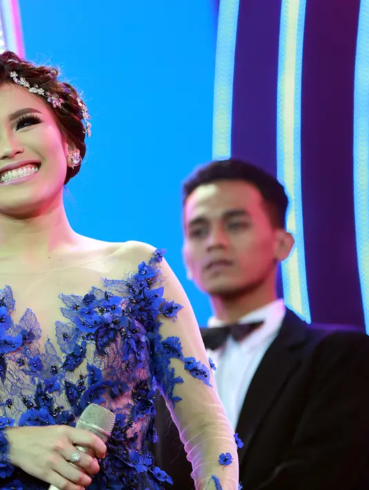 Ibu satu anak ini tampak cantik dan menawan dengan balutan gaun biru bertemakan bunga-bunga. Ayu pun tak kalah cantik dari anggota cecepi (sebelumnya cecepu) lainnya, Jupe dan Zaskia Gotik. (Deki Prayoga/Bintang.com)