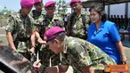 Citizen6, Surabaya: Selanjutnya Komandan Korps Marinir melanjutkan perjalanan ke Brigif-1 Marinir untuk meresmikan dan menandatangi prasasti lapangan tembak Mahita Yonif-3 Mar. (Pengirim: Budi Abdillah)