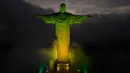 Patung Kristus Penebus diterangi dengan warna bendera nasional Brasil untuk menghormati mendiang legenda sepak bola Pele di Rio de Janeiro, Brasil, 29 Desember 2022. Edson Arantes do Nascimento atau yang dikenal sebagai Pele meninggal dunia pada usia 82 tahun di Sao Paulo. (AP Photo/Bruna Prado)