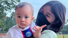 Sebelumnya, pada November 2022 lalu Erina Gudono juga pernah terlihat momong adik Rafathar itu saat temani Kaesang Pangerep main futsal sebelum menikah. Anteng ketika digendong oleh siapa saja, Cipung sukses bikin warganet dan sederet rekan selebriti gemas. Dalam foto tersebut, Erina sendiri terlihat gemas karena Cipung tidak menangis dalam gendongannya. (Liputan6.com/IG/@kaesangerina)