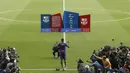 Pemain baru Barcelona asal Kolombia, Yerry Mina mengangkat tangan sebagai ucapan syukur saat tiba di Camp Nou stadium, Barcelona, (13/1/2018). Mina melepas sepatu saat menginjak rumput Stadion. (AP/Manu Fernandez)