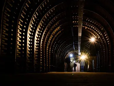 Sejumlah pengunjung menelusuri terowongan Fan Bay Deep Shelter, tepat di bawah White Cliffs of Dover, Inggris, Kamis (23/7/2015). Terowongan jejak Perang Dunia II ini ditemukan pada tahun 2012. (AFP/Leon Neal)