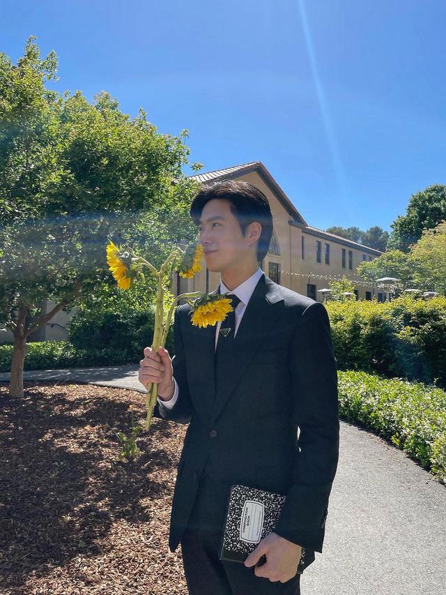 Bahas Korean Wave, Ini 6 Potret Suho EXO Jadi Pembicara di Stanford University