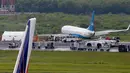 Pesawat milik XiamenAir tergelincir dari landasan saat melakukan pendaratan di bandara internasional Manila, Filipina, Kamis (16/8). Pesawat dengan nomor penerbangan MF8667  itu mendarat usai terbang dari Xiamen, China. (AP/Bullit Marquez)