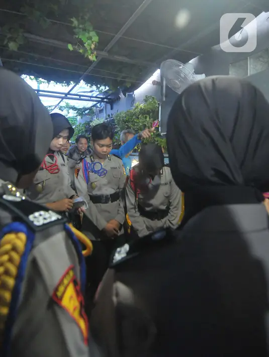 Sekolah siswa Bintara Polwan mengikuti edukasi tentang kolam gizi sebagai pencegahan planetary iklim atau perubahan iklim termasuk ancaman kehilangan keanekaragaman hayati. (merdeka.com/Imam Buhori)