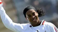 Striker AC Milan asal Brasil Ronaldinho melambaikan tangannya pada fans Milan di laga lanjutan Serie A Italia melawan Cagliari di Sant'Elia Stadium, 3 April 2010. AFP PHOTO / Tiziana Fabi 