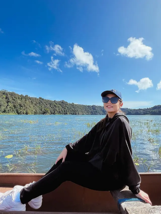 4 Bulan di Bali, Ini 6 Potrret Chelsea Olivia dan Glenn Alinskie Main di Danau