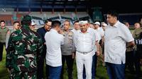 Gubernur Jawa Barat, Dedi Mulyadi bersama Ketua SE Piala Presiden, Maruarar Sirait saat meninjau kondisi Stadion Si Jalak Harupat, Bandung, Jawa Barat. (Dok. Pemkab Bandung)