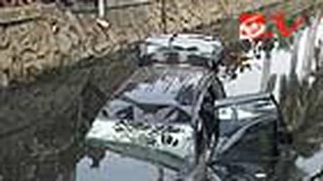 Belum Mahir Mengemudi, Mobil Masuk Saluran Air