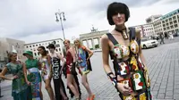 Peristiwa runtuhnya tembok Berlin ternyata mampu menginspirasi kolektor fesyen.