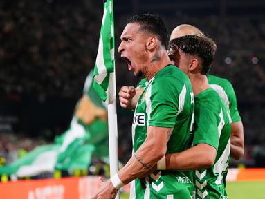 Pemain Real Betis, Antony, melakukan selebrasi setelah mencetak gol ke gawang Nottingham Forest pada laga perdana fase grup Liga Europa 2025/2026 di Stadion La Cartuja, Kamis (25/9) dini hari WIB. (AP Photo/Jose Breton)