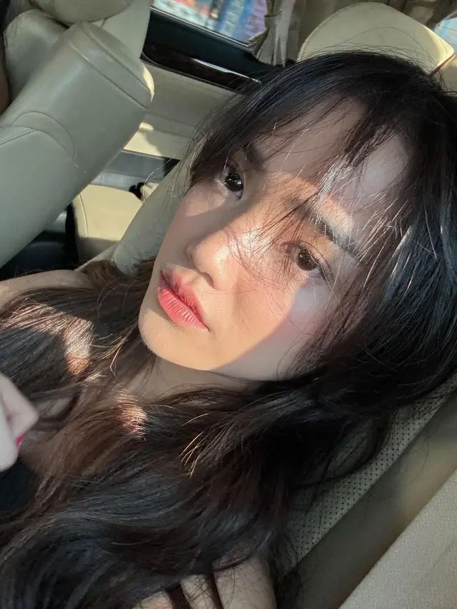 6 Tampilan Stunning Fuji An Pose di Pantai saat Sunset, Buktikan Keindahan Suasana Jelang Magrib