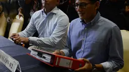 Cawapres nomor urut 02 Sandiaga Uno menyerahkan Laporan Penerimaan dan Pengeluaran Dana Kampanye (LPPDK) Pilpres 2019 kepada petugas KPU di Jakarta, Kamis (2/5/2019). Menurut Sandi, sistem TI KPU yang tak optimal membuat BPN harus melaporkan dana kampanye secara manual. (merdeka.com/Imam Buhori)