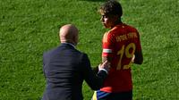 Lamine Yamal (kanan) bersama pelatih Spanyol, Luis de la Fuente. (GABRIEL BOUYS / AFP)