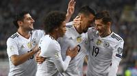 Para pemain Jerman merayakan gol ke gawang Azerbaijan pada Kualifikasi Piala Dunia 2018 di Kaiserslautern, Minggu (8/10/2017). (AFP/Marijan Murat)